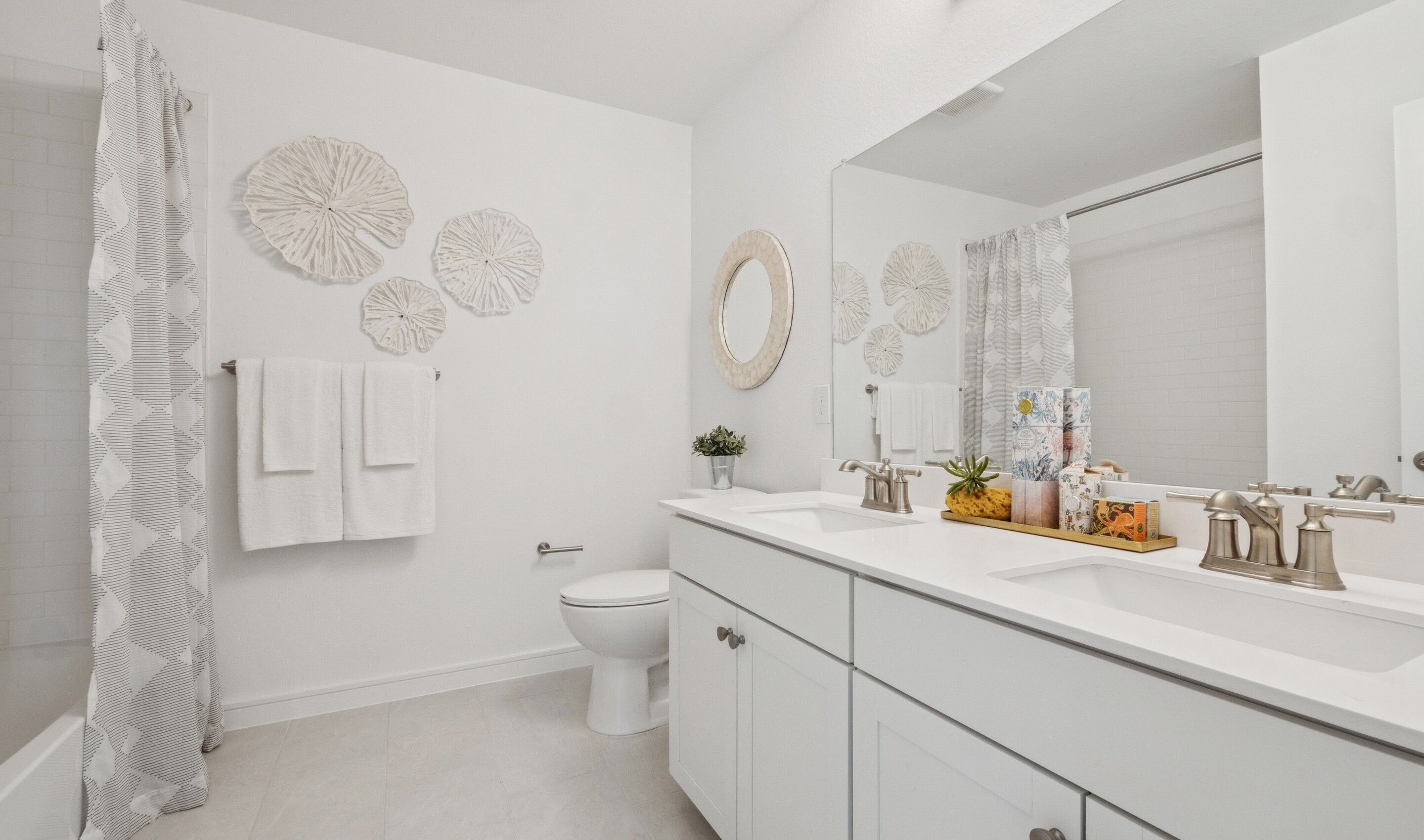 Hall bath with dual sinks