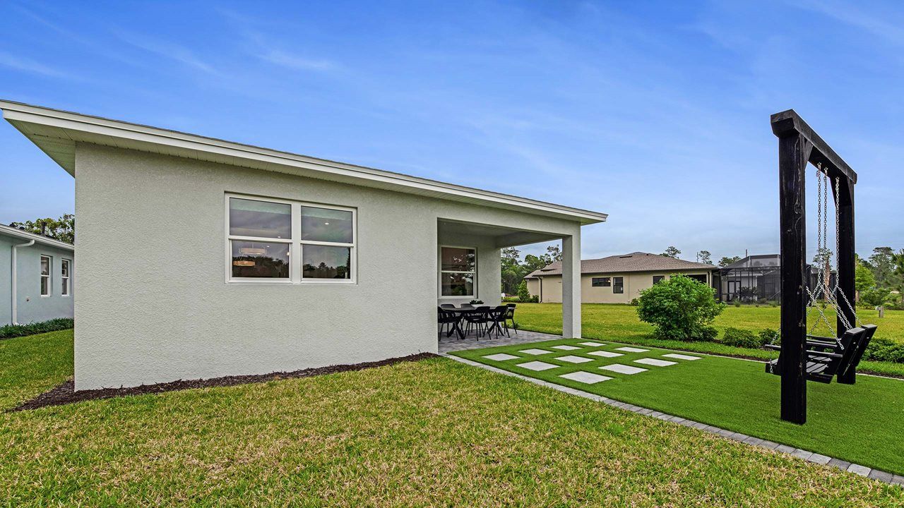 Bailey Model | Rear Exterior