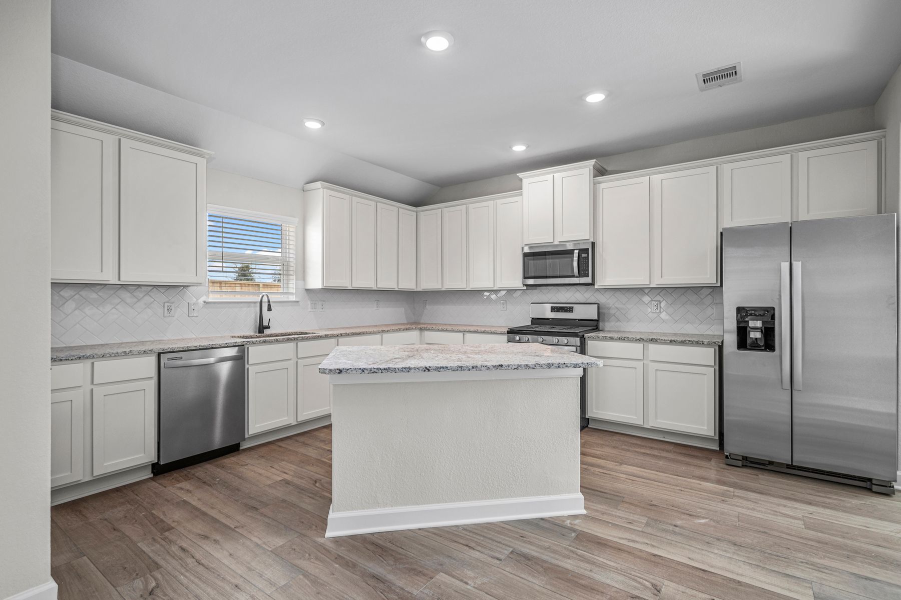 This kitchen is ready to host all your parties and get-togethers!