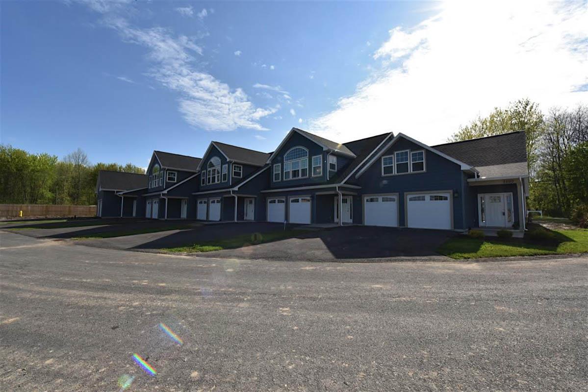 Landings at Maple Bay por Lopresti Homes Corporation en Syracuse New York