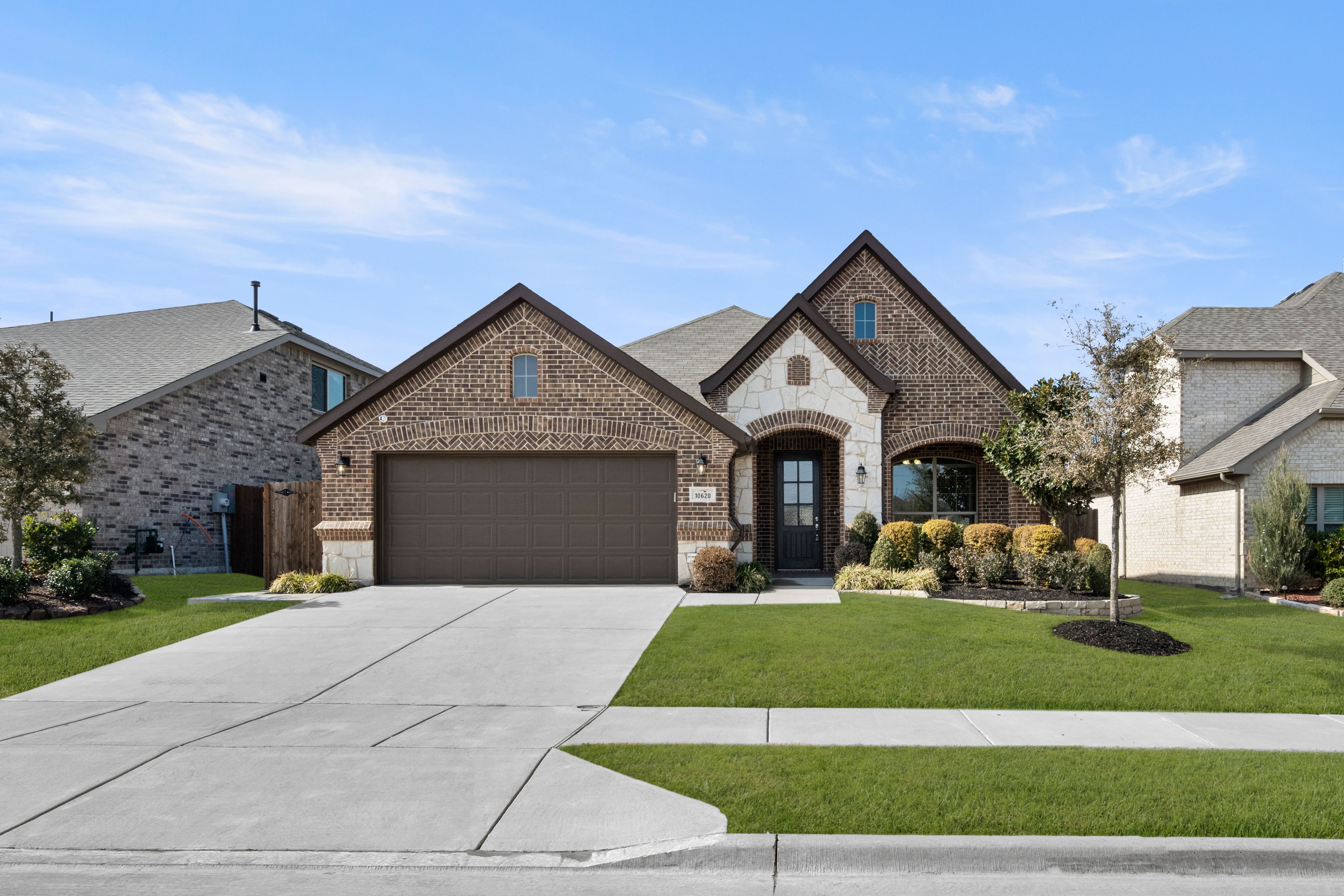 casa en Hulen Trails por Risewell Homes
