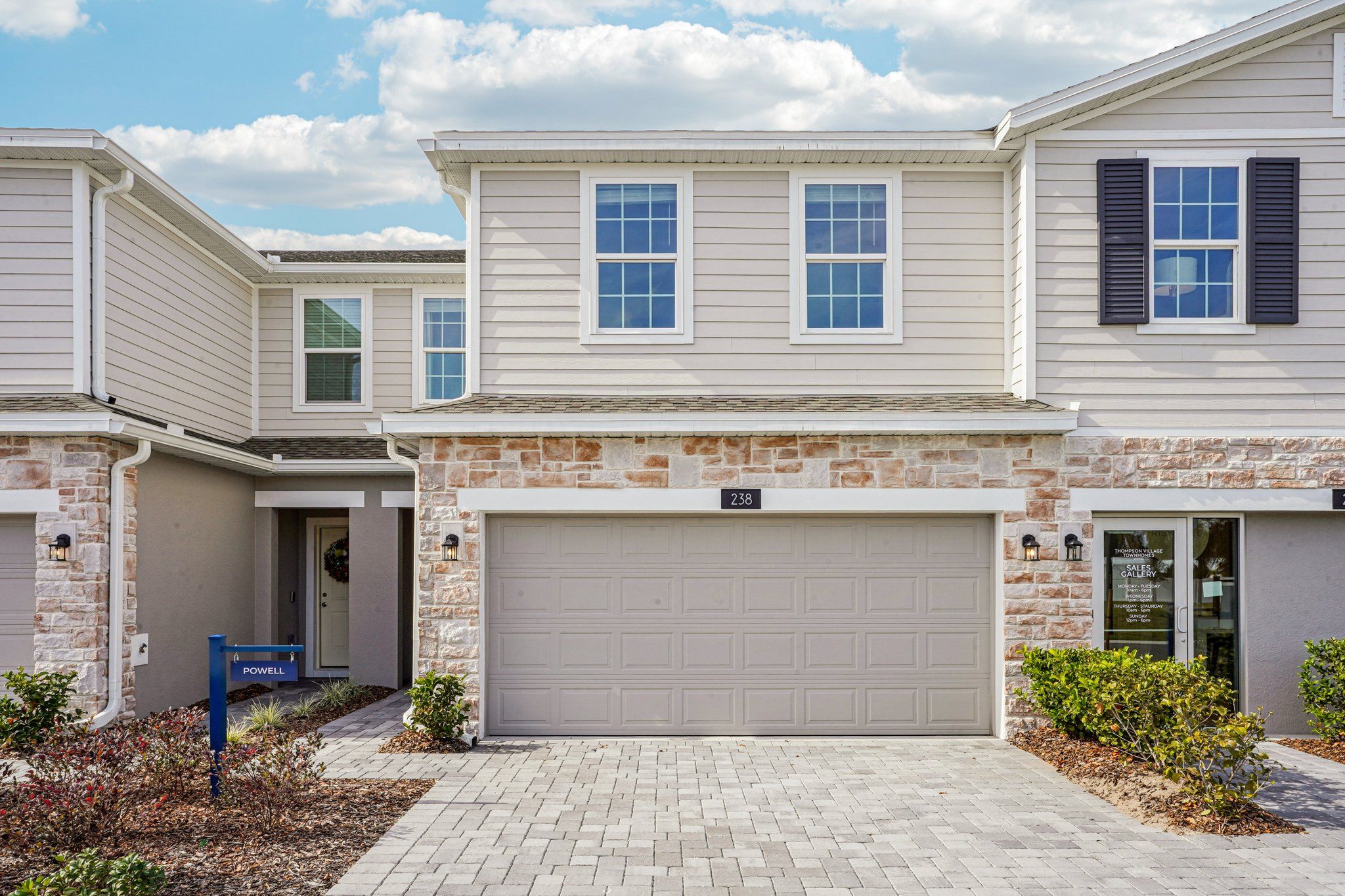 casa en Thompson Village Townhomes por Risewell Homes