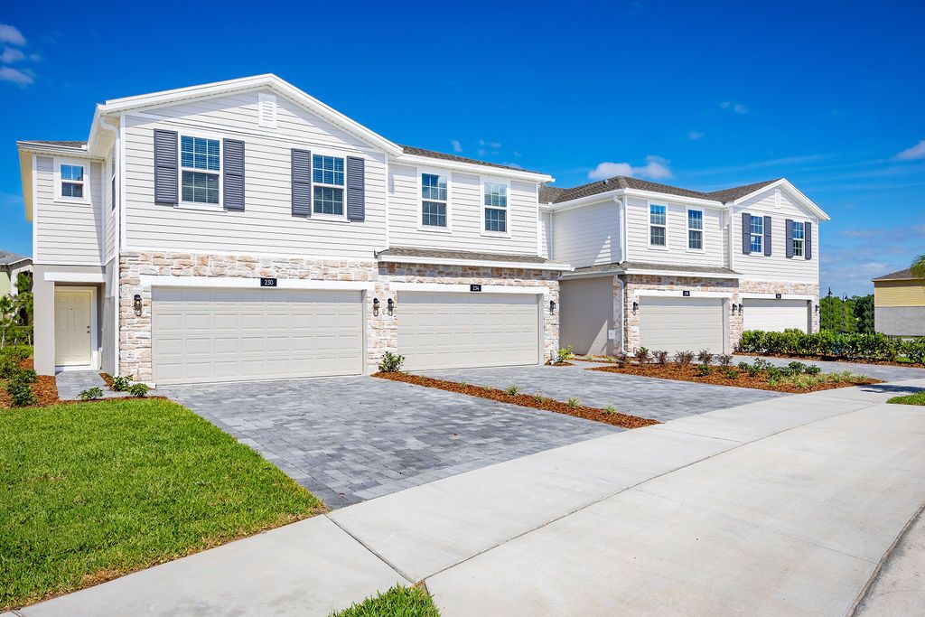 Thompson Village Townhomes por Risewell Homes en Orlando Florida