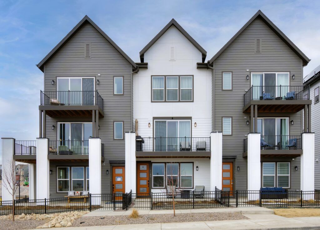 Lyric at RidgeGate por Thrive Home Builders en Denver Colorado