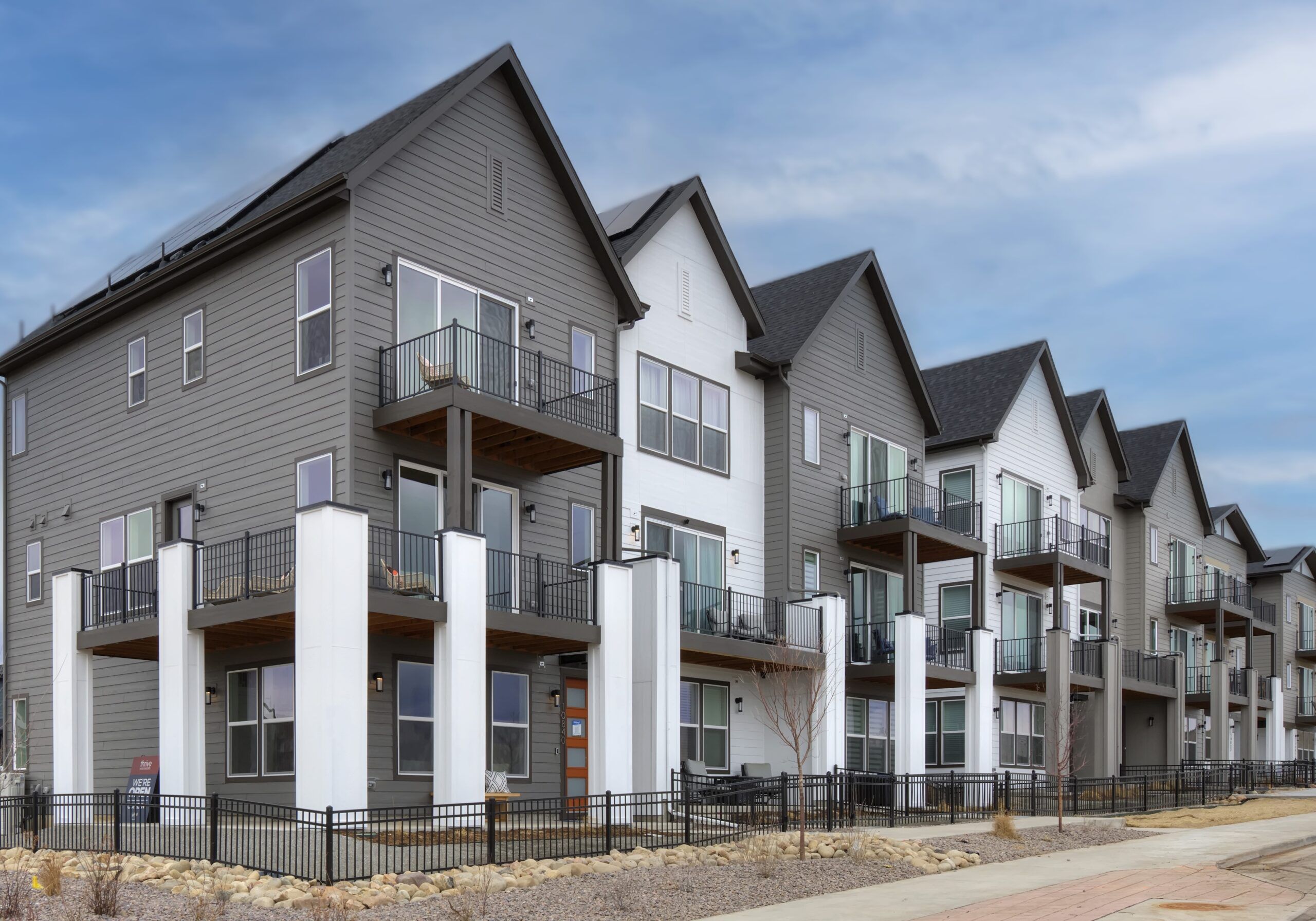 casa en Lyric at RidgeGate por Thrive Home Builders