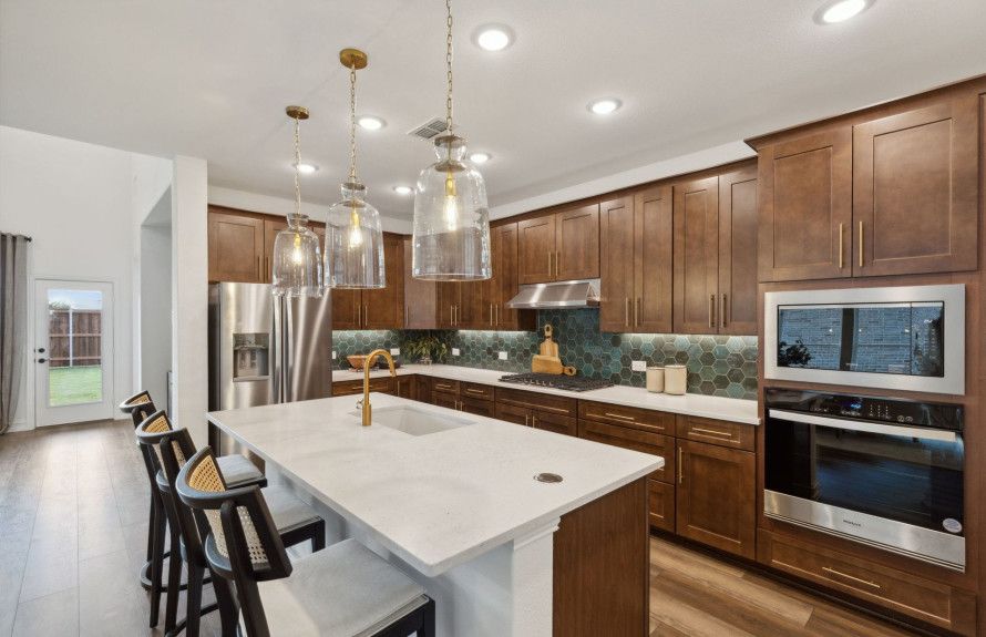 Eat-in islands in kitchen