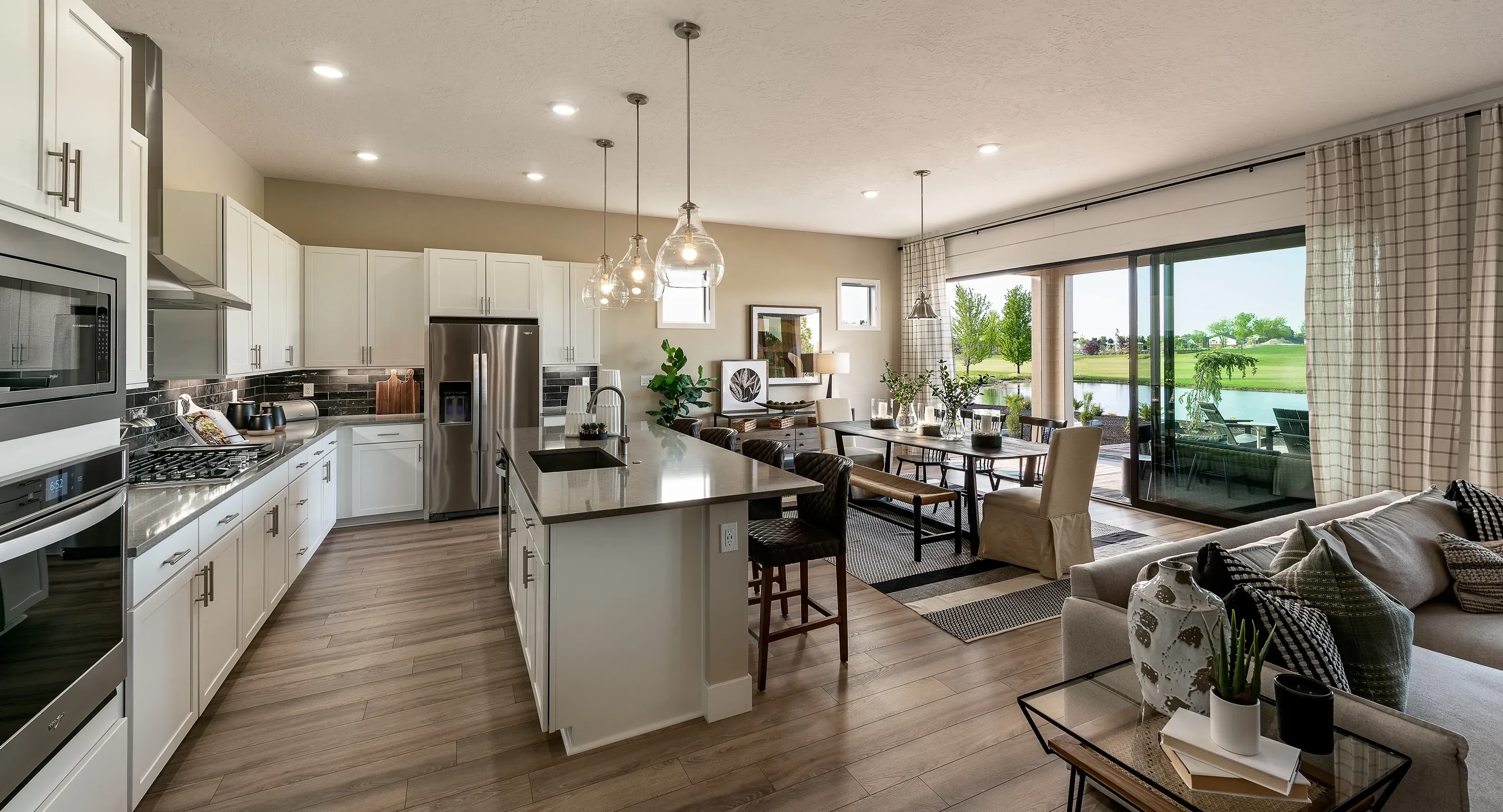 Kitchen & Dining
