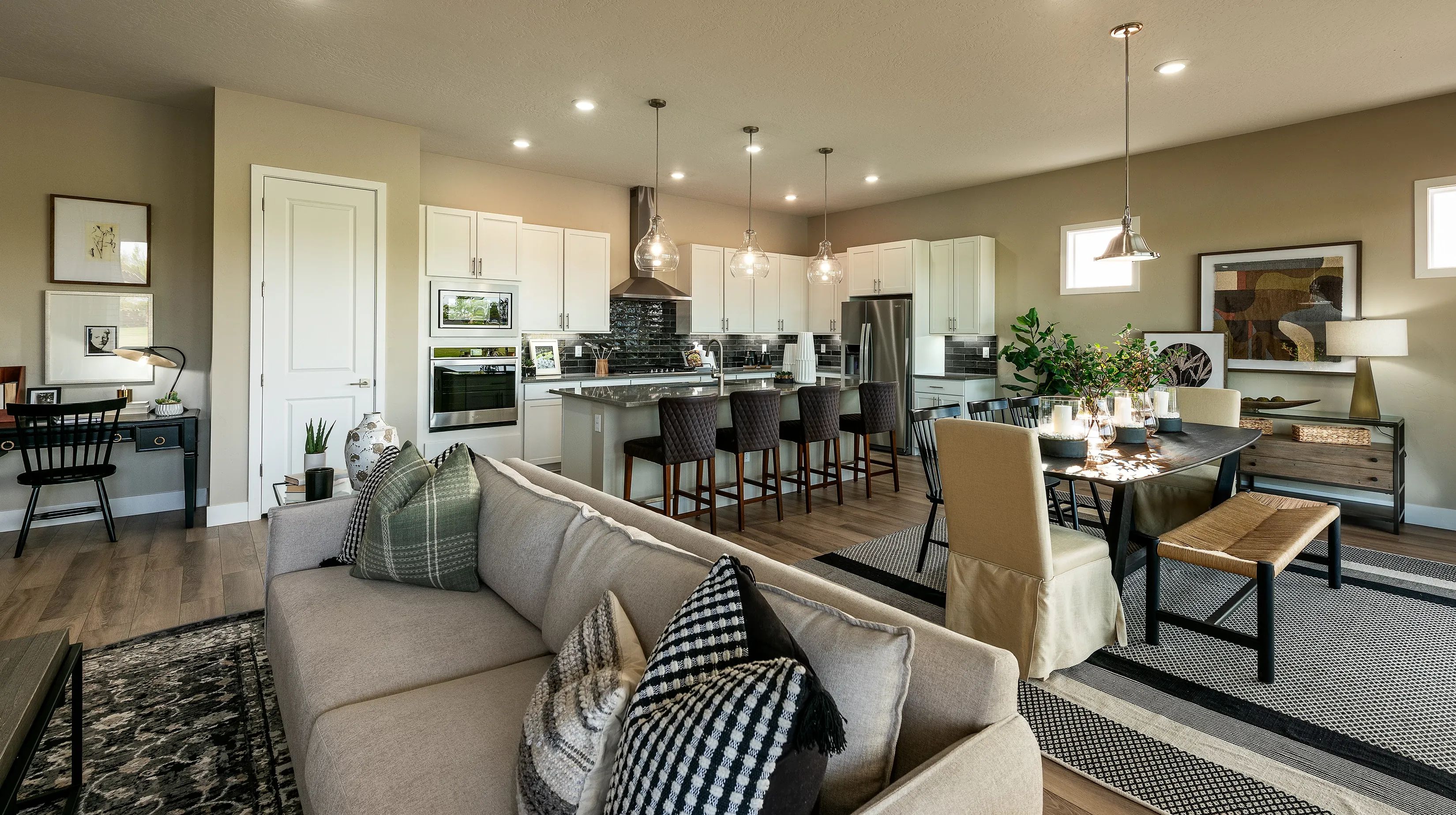 Kitchen & Dining