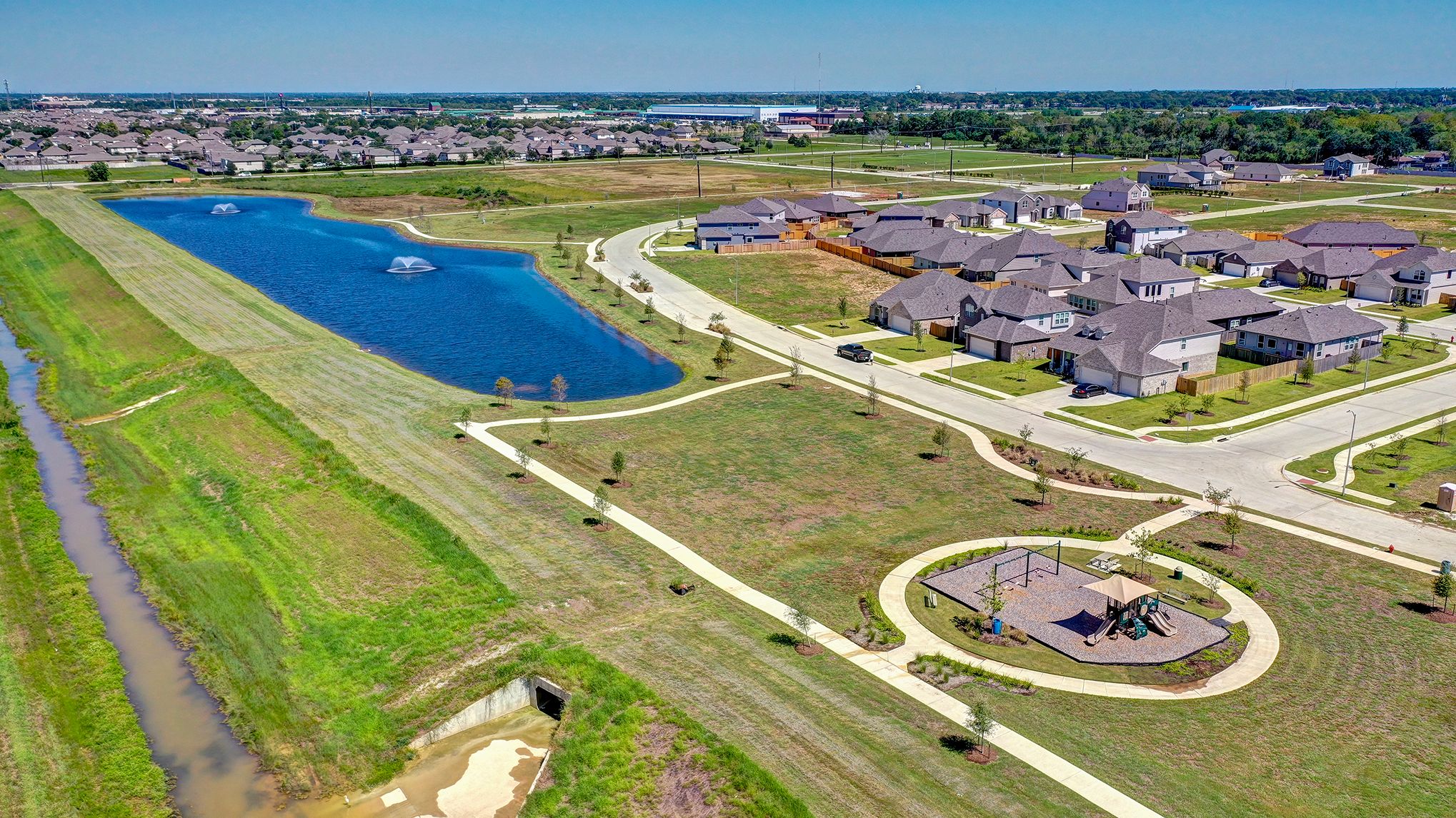 Trails at Woodhaven Lakes 45's por Smith Douglas Homes en Houston Texas