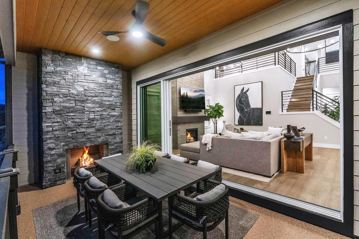 casa en Bluffs at Granite Highlands por Toll Brothers