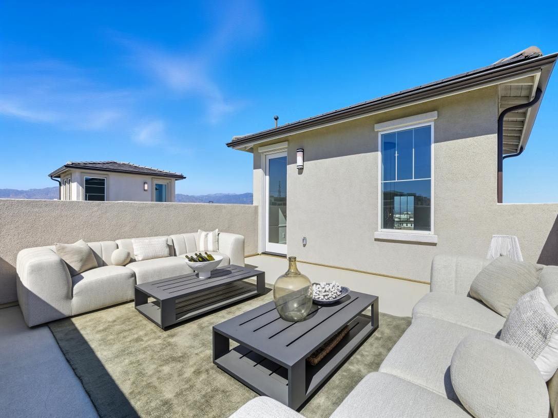 casa en Silverstone at Metro Heights por Toll Brothers