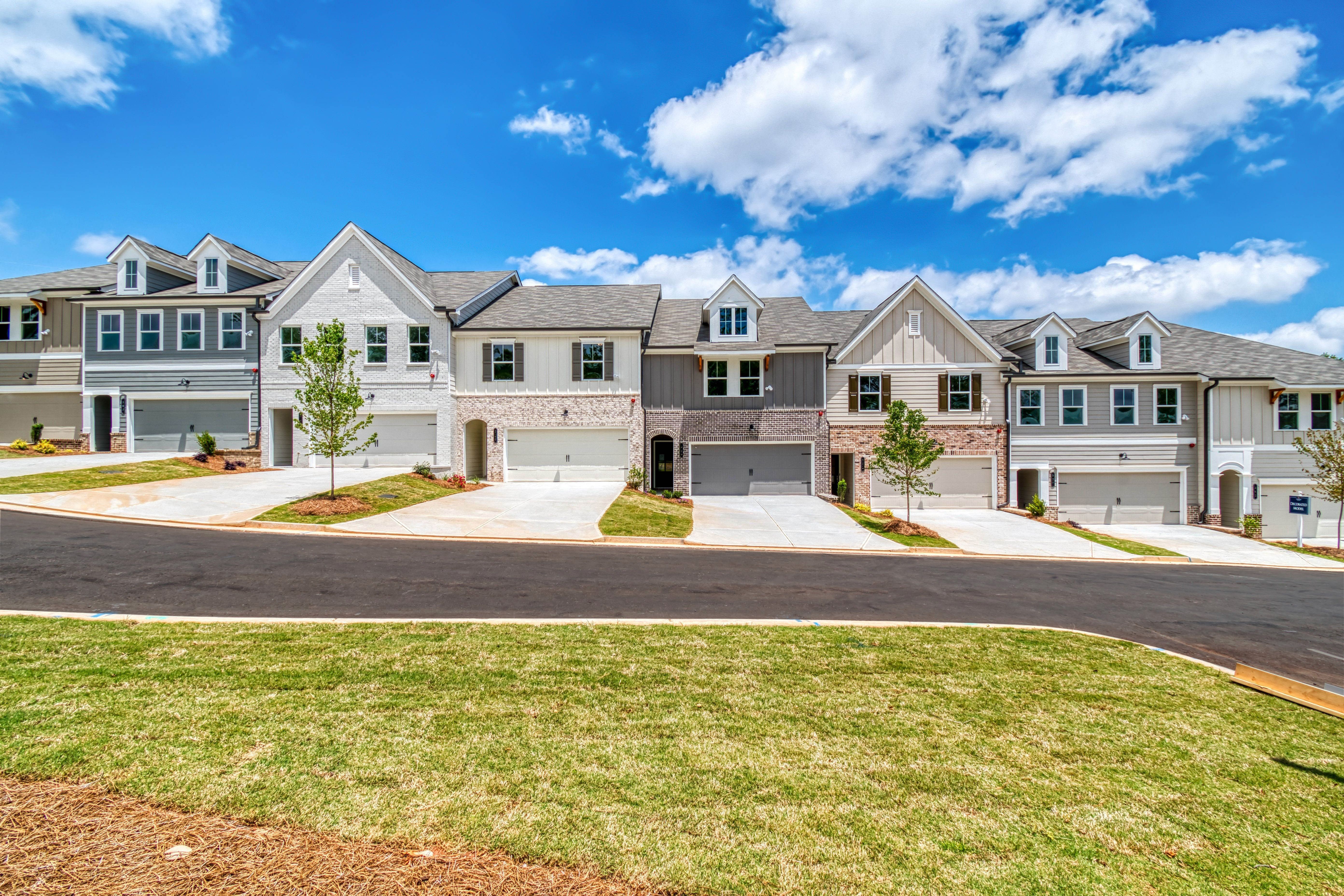 Bluffs at Bells Ferry por Traton Homes en Atlanta Georgia