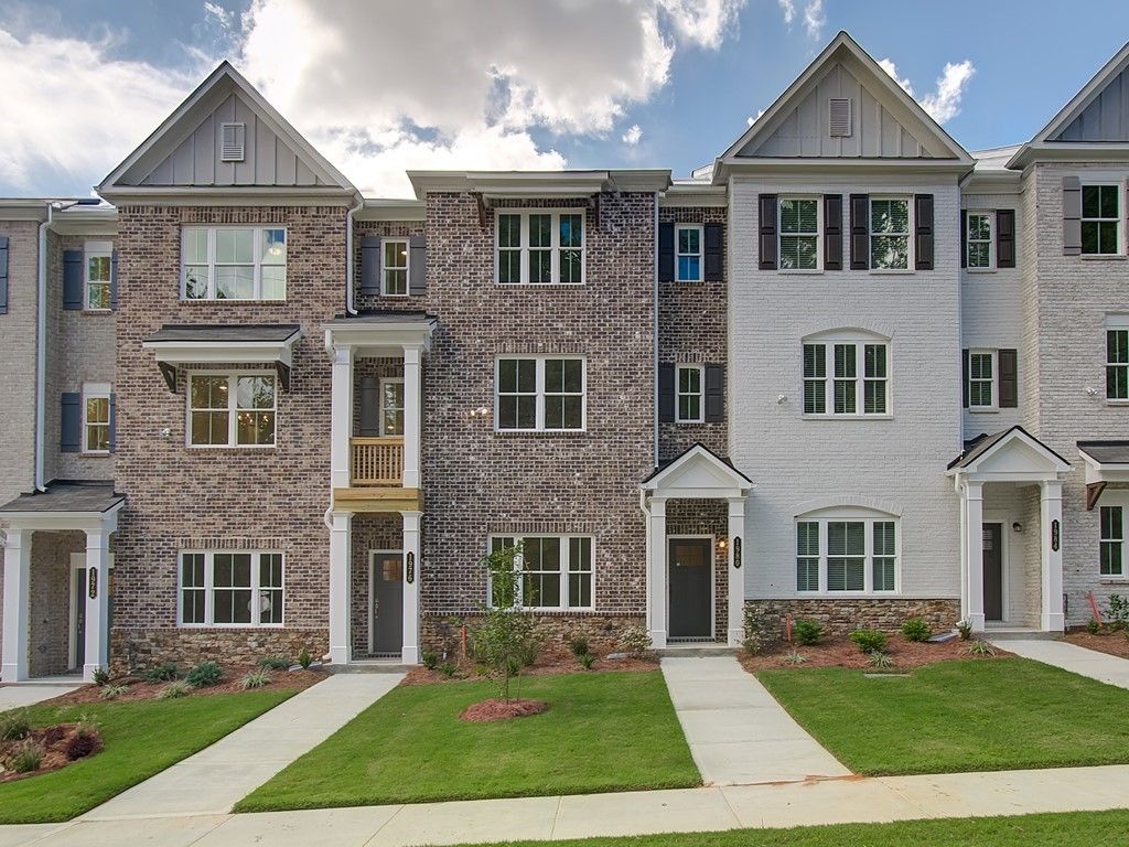 casa en Townes at South Main por Traton Homes