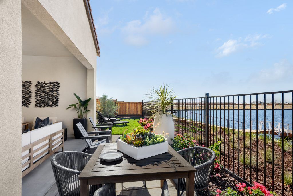 casa en Westwind at River Islands por Van Daele Homes