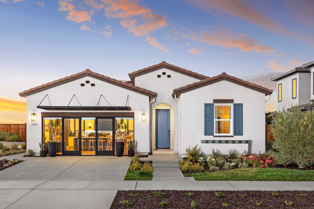 casa en Westwind at River Islands por Van Daele Homes
