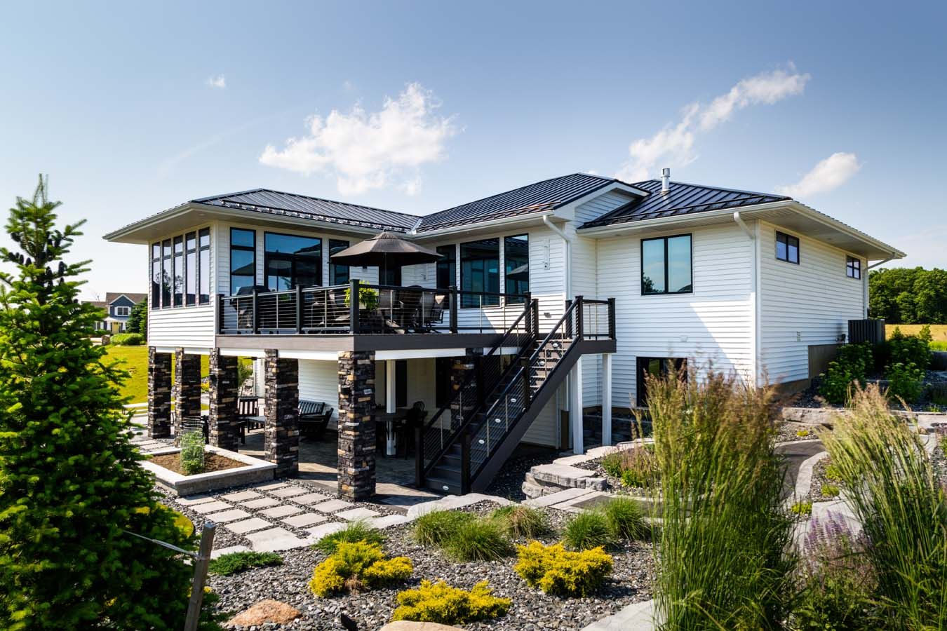 casa en Montrose Condominiums por Tom Motz Homes