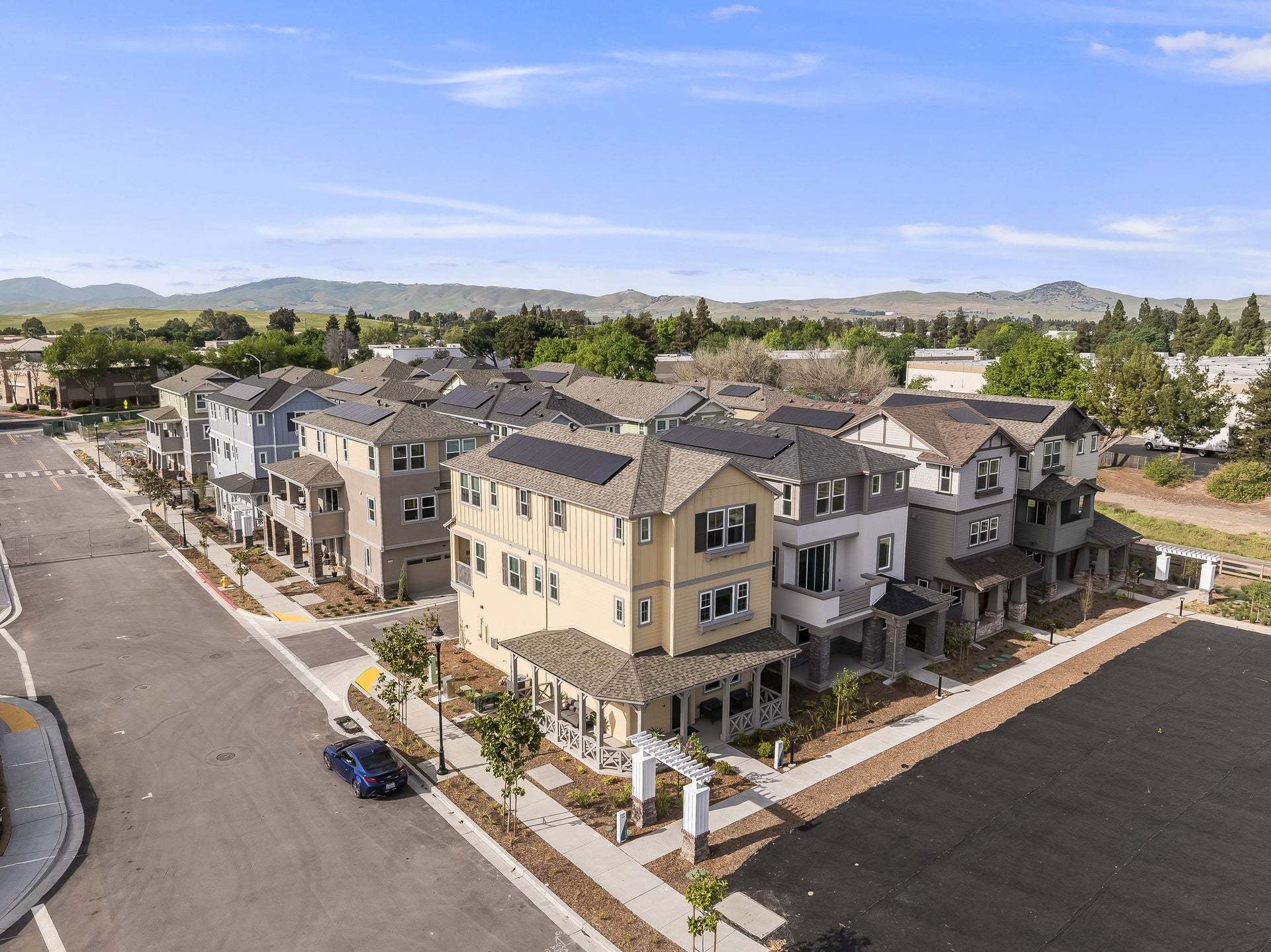Verdello at Arroyo Crossings in Livermore, CA by Trumark Homes I Residence 2 Model I Exterior Entran:Verdello at Arroyo Crossings in Livermore, CA by Trumark Homes I Residence 2 Model I Exterior Entrance